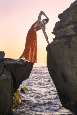 Sahil kayalar üzerinde güzel sarışın kadın