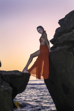Sahil kayalar üzerinde güzel sarışın kadın