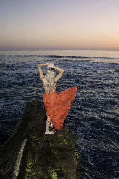 Schöne Blonde Frau Auf Felsen Meer — Stockfoto