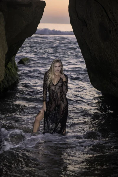 Schöne Blonde Frau Auf Felsen Meer — Stockfoto