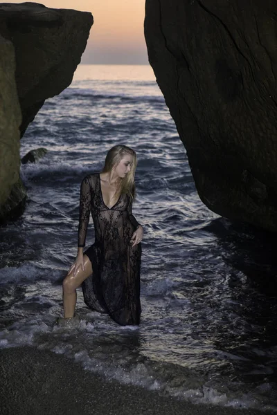 Beautiful Blond Woman Seaside Rocks — Stock Photo, Image