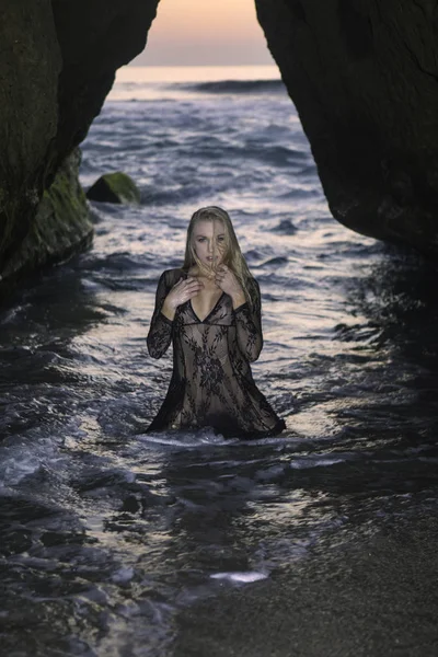 Beautiful Blond Woman Seaside Rocks — Stock Photo, Image