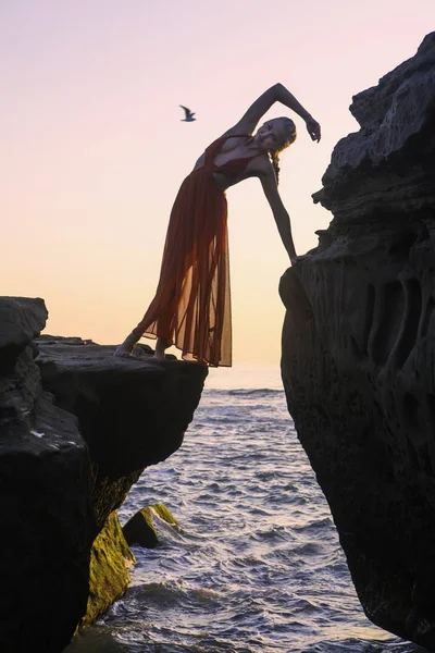 Schöne Blonde Frau Auf Felsen Meer — Stockfoto