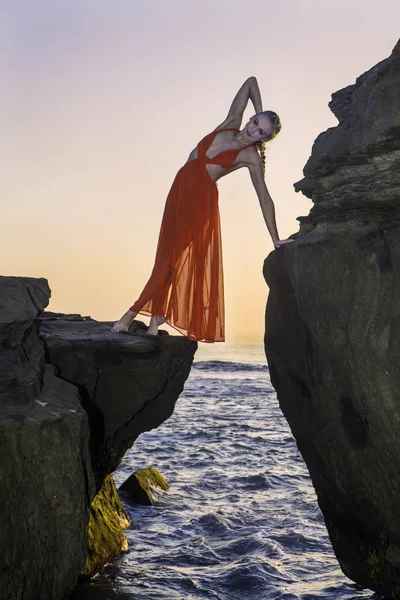 Mooie Blonde Vrouw Rotsen Aan Zee — Stockfoto