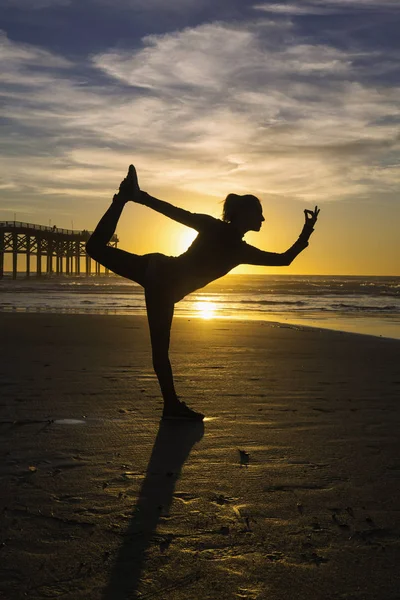 Vrouw Doet Yoga Het Strand Bij Zonsondergang — Stockfoto