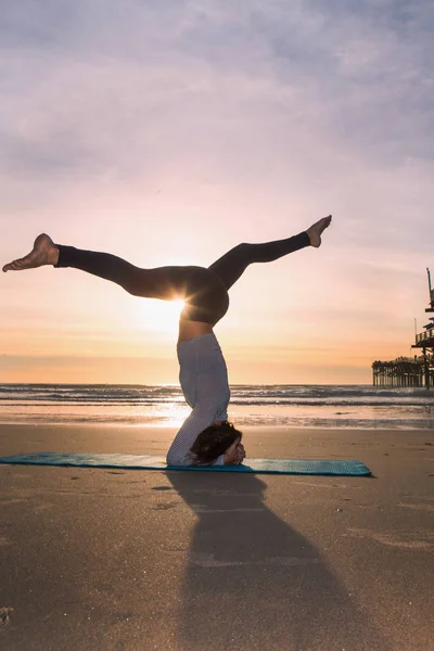 Femme Faisant Yoga Plage Coucher Soleil — Photo