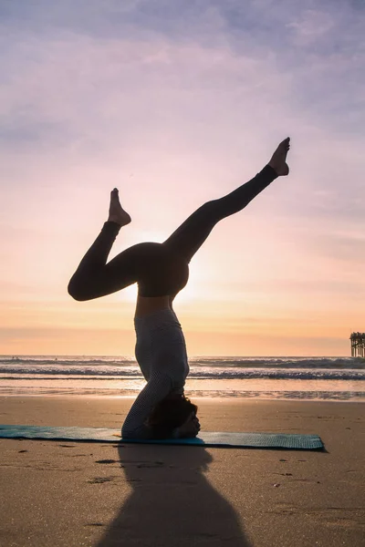 Femme Faisant Yoga Plage Coucher Soleil — Photo