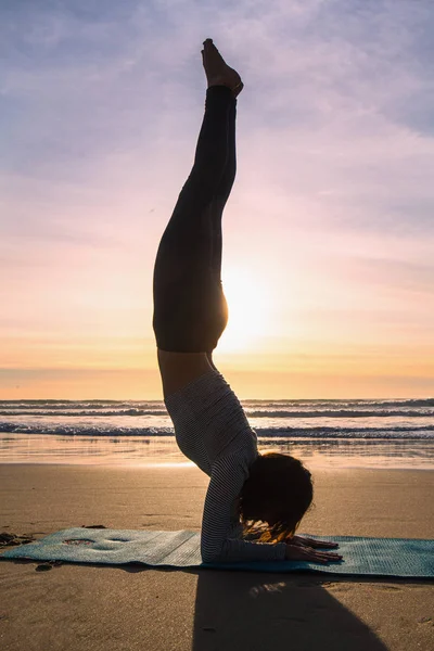 Mujer Haciendo Yoga Playa Atardecer — Foto de Stock