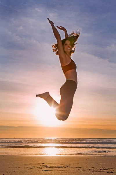 Woman Jumping Beach Sunset — Stock Photo, Image