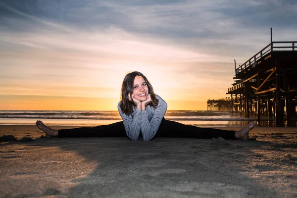 Kvinna Som Yogar Stranden Vid Solnedgången — Stockfoto
