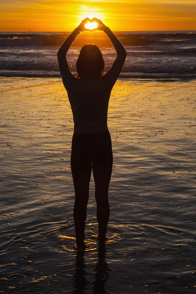 Γυναίκα Στην Παραλία Κάνει Μια Καρδιά Στον Ήλιο — Φωτογραφία Αρχείου