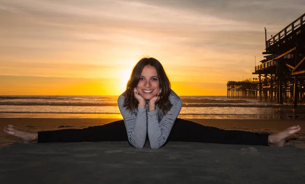 Donna Che Yoga Spiaggia Tramonto — Foto Stock