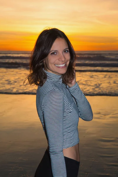 Portrait Belle Femme Coucher Soleil Sur Plage — Photo