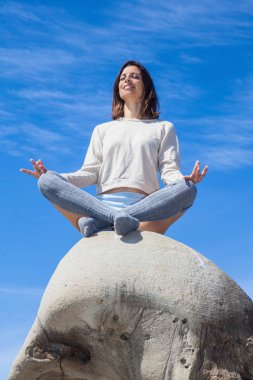 kayanın üzerinde meditasyon kadın