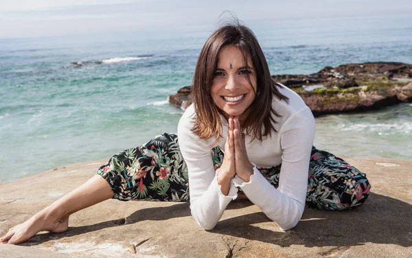 Femme faisant du yoga au bord de l'océan — Photo