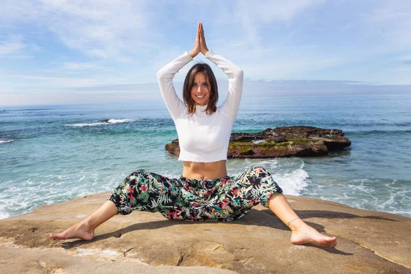 Mulher fazendo ioga pelo oceano — Fotografia de Stock