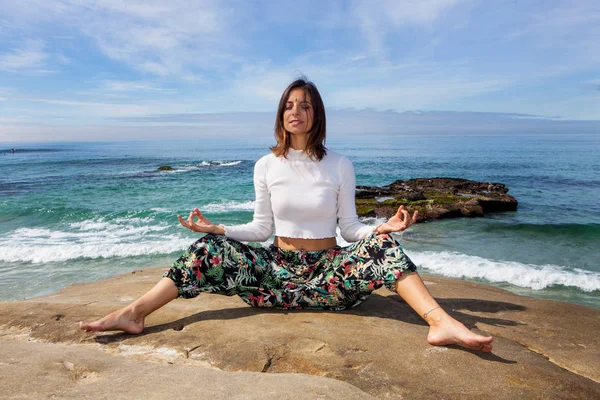 Vrouw doet yoga door de Oceaan — Stockfoto