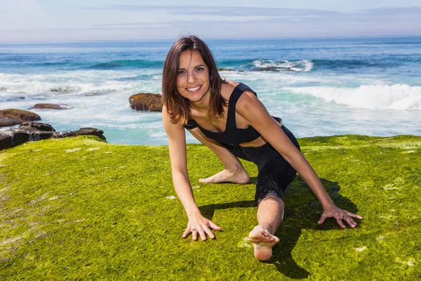 Kvinnan gör yoga vid havet — Stockfoto