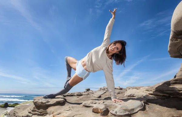 Kvinnan gör yoga vid havet — Stockfoto