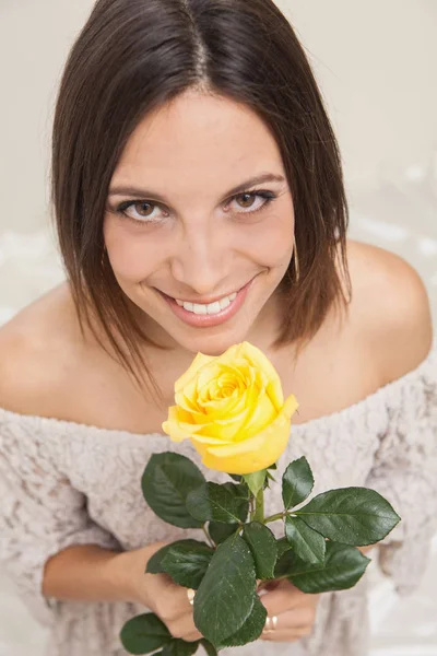 Portrait d'une femme avec une rose — Photo