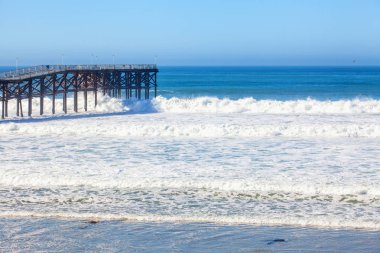 kristal iskelede büyük sörf