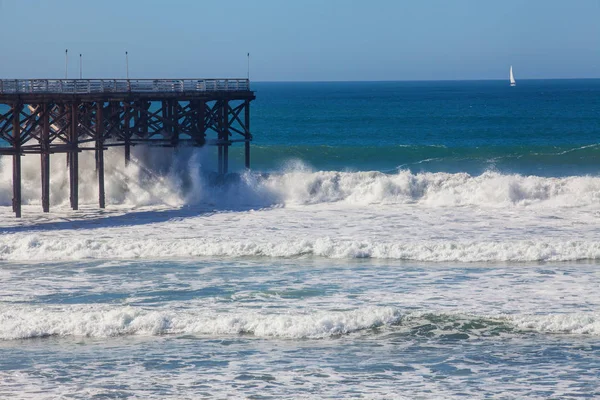 Gran surf en el muelle de cristal — Foto de Stock