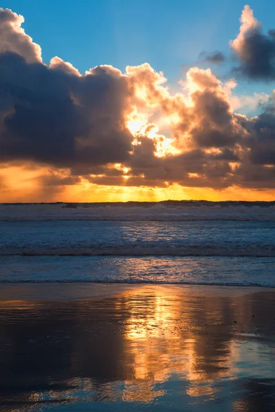 Пасмурный закат на тихоокеанском пляже — стоковое фото