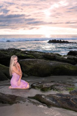 gün batımında sahilde güzel kadın