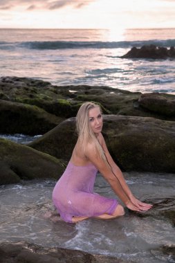 gün batımında sahilde güzel kadın