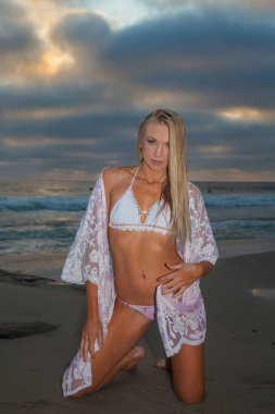 plajda güzel sarışın kız