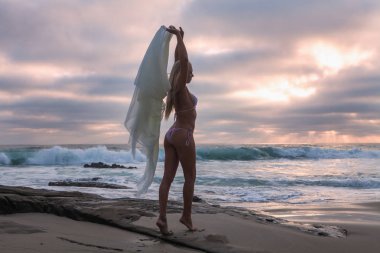 plajda güzel sarışın kız