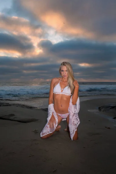 Vacker blond flicka på stranden — Stockfoto
