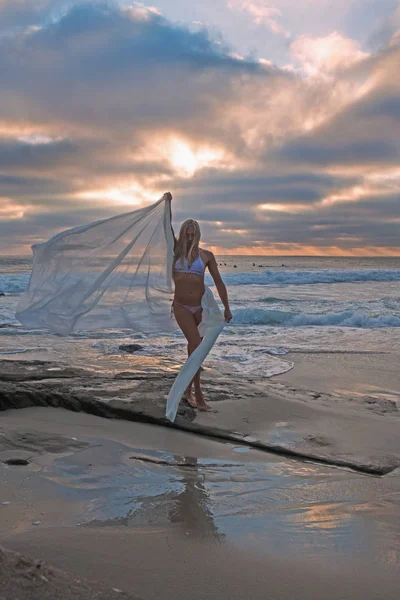 Hermosa chica rubia en la playa — Foto de Stock