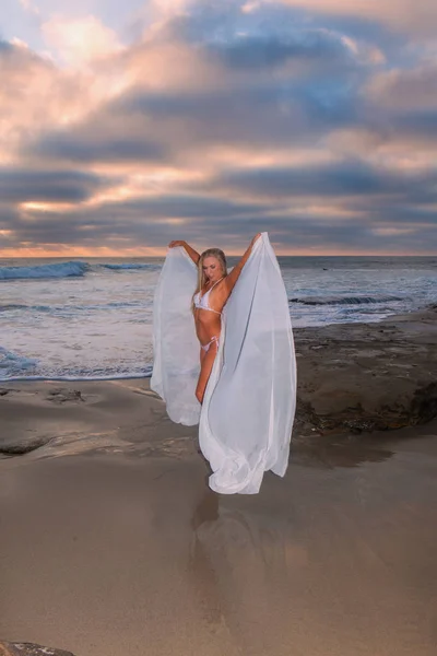 아름다운 금발의 소녀 에 바닷가 — 스톡 사진