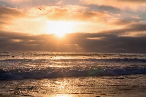 Surfisti e onde al tramonto — Foto Stock