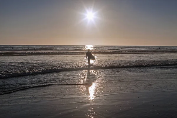 Surfer at sunset — Fotografie, imagine de stoc