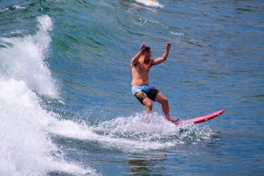pasifik sahilinde dalgalar iding sörfçü
