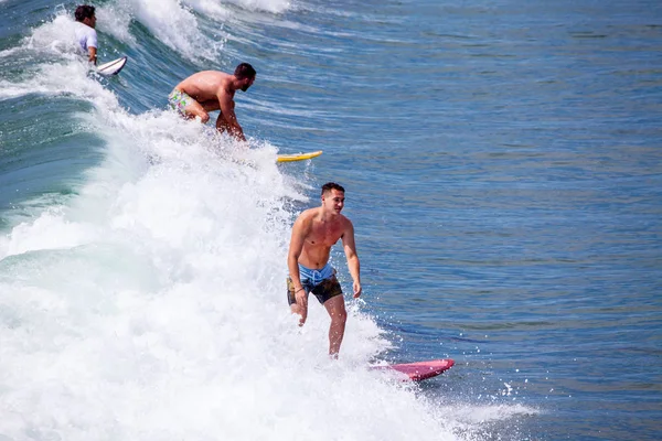 Surfista iding as ondas na praia do Pacífico — Fotografia de Stock