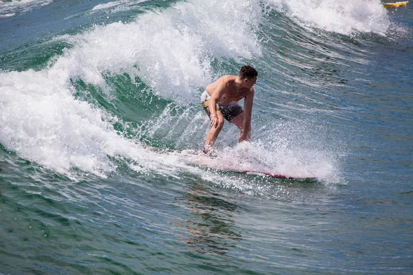 Surfer pomagając fale w Pacific Beach — Zdjęcie stockowe