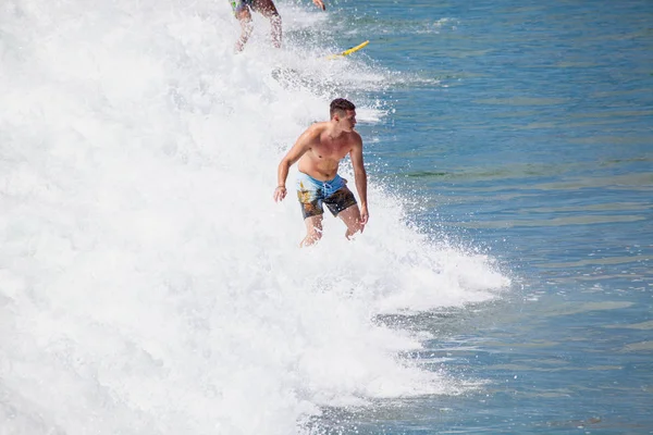 冲浪者在太平洋海滩乘浪而去 — 图库照片