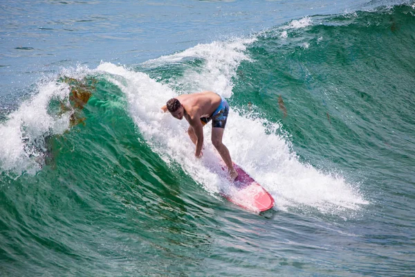 Surfeur chevauchant les vagues à la plage pacifique — Photo