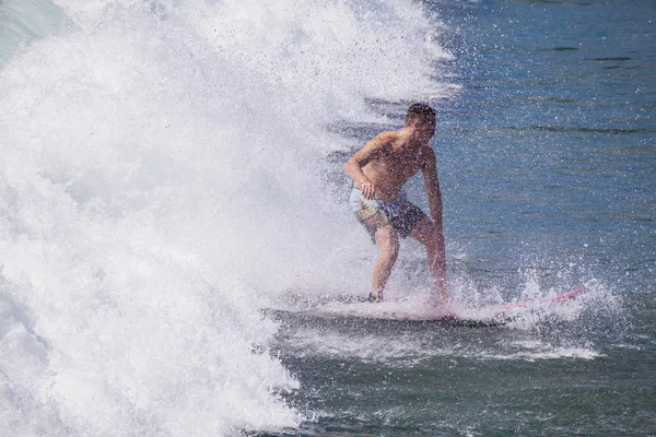 Surfer jazda fale w Pacific Beach — Zdjęcie stockowe
