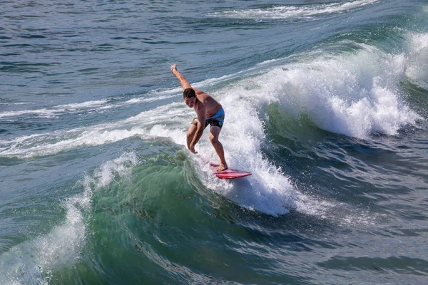 太平洋のビーチで波に乗るサーファー — ストック写真