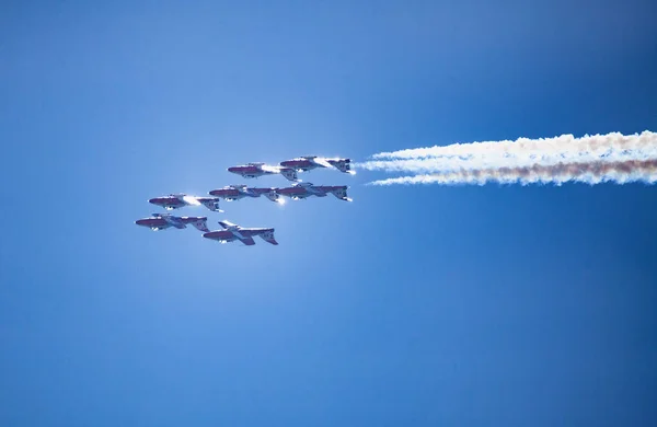 Kanadyjskie Snowbirds na Great Pacific AirShow — Zdjęcie stockowe