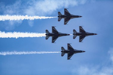 usaf f16 jetleri hava gösterisinde uçuyor.