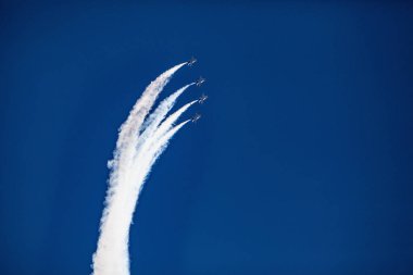 usaf f16 jetleri hava gösterisinde uçuyor.