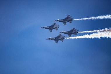 usaf f16 jetleri hava gösterisinde uçuyor.