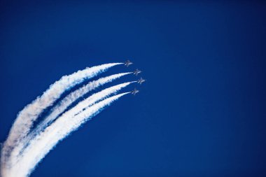 usaf f16 jetleri hava gösterisinde uçuyor.
