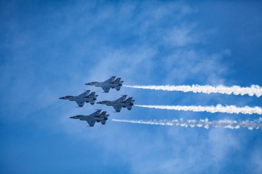 usaf f16 jetleri hava gösterisinde uçuyor.