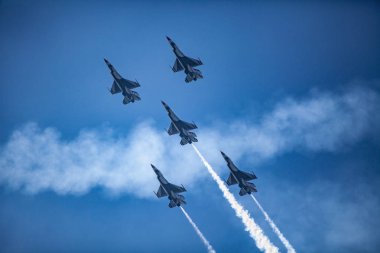 usaf f16 jetleri hava gösterisinde uçuyor.